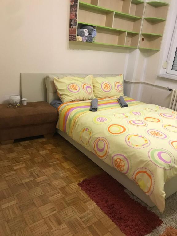 een bed met een kleurrijk dekbed in een kamer bij Tresnja in Banja Luka