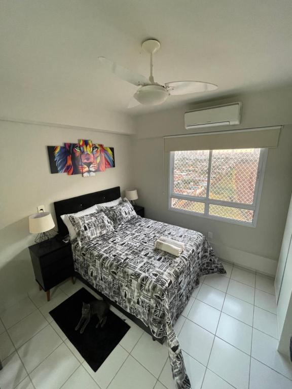 a bedroom with a bed and a window at Studio completo e aconchegante in Ribeirão Preto