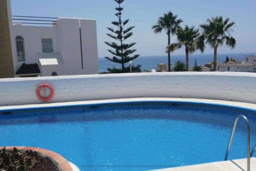 Bazén v ubytování Casa en Nerja con gran terraza, muy luminosa y en tranquila urbanización nebo v jeho okolí