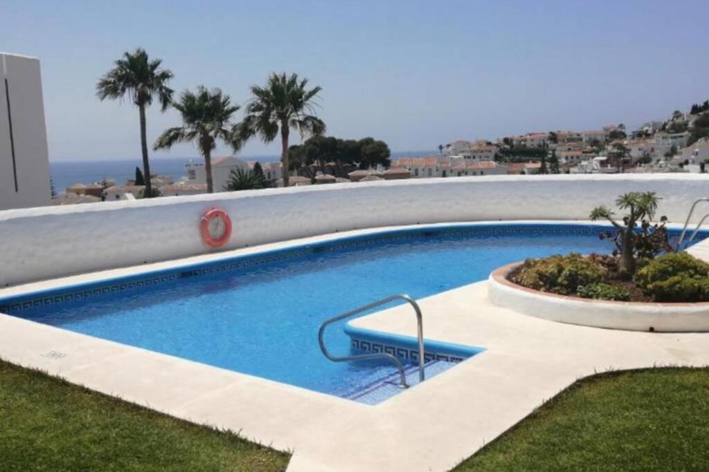 Bazén v ubytování Casa en Nerja con gran terraza, muy luminosa y en tranquila urbanización nebo v jeho okolí