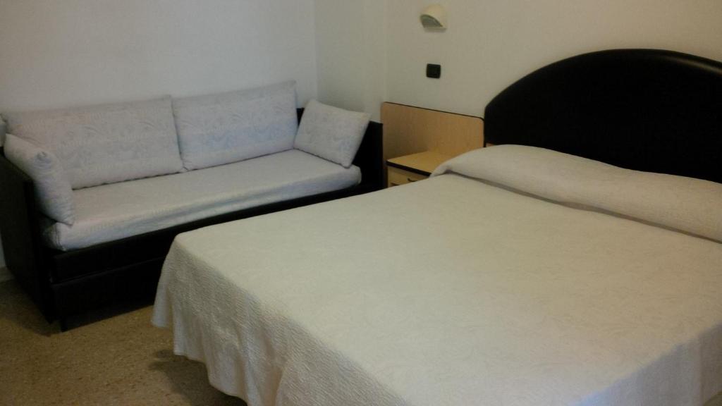 Postel nebo postele na pokoji v ubytování Hotel Trocadero