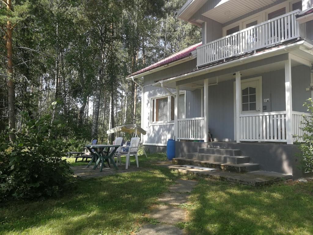 a house with a table and chairs in the yard at Kotimajoitus Noora in Pori