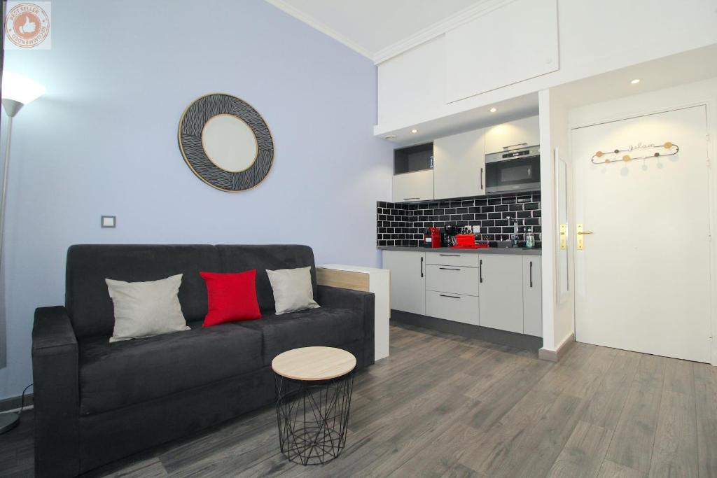 un salon avec un canapé noir et une table dans l'établissement ALC - MOL6 - 9 min Palais and 5 min Beaches, à Cannes