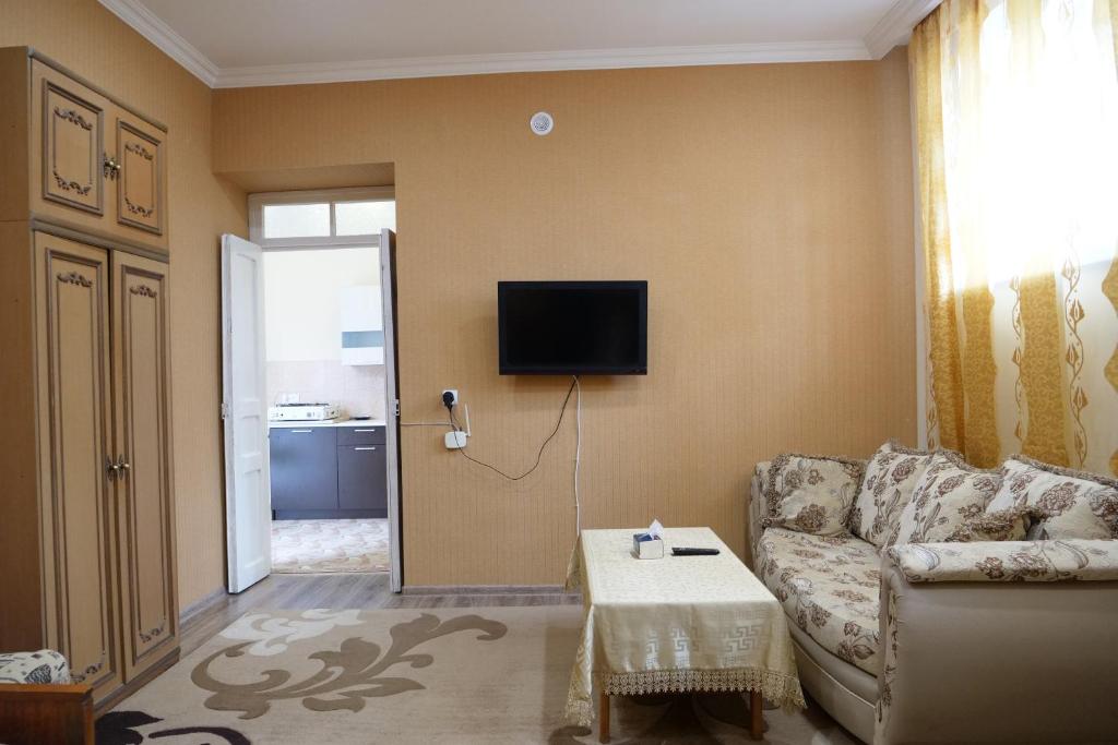 TV a/nebo společenská místnost v ubytování Guest House Kumayri
