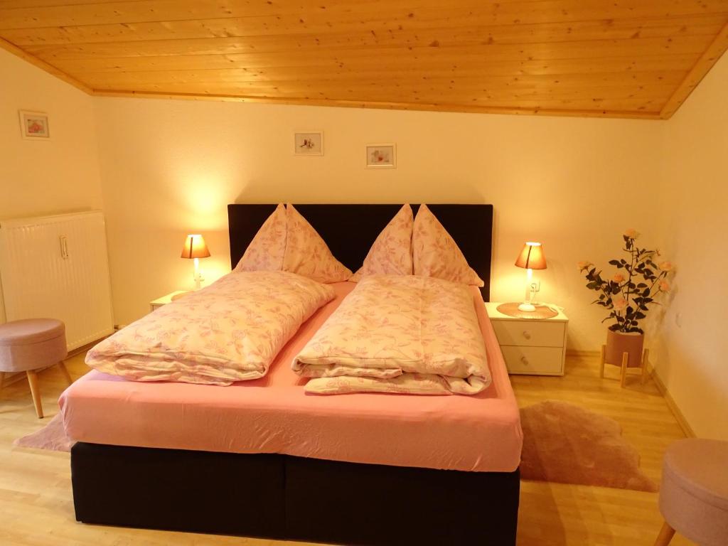 A bed or beds in a room at Appartementhaus Hochkönig 1 - Alpenrose