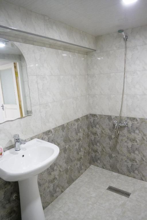 Koupelna v ubytování Guest House Kumayri