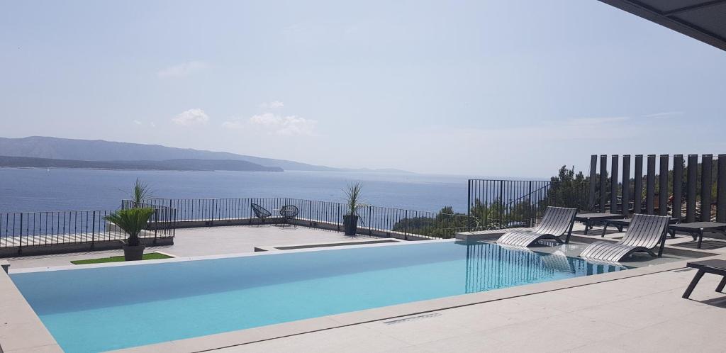 Villa Kruna with breathtaking view tesisinde veya buraya yakın yüzme havuzu