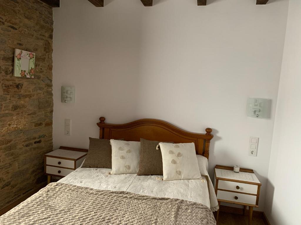 A bed or beds in a room at Casa do Horreo