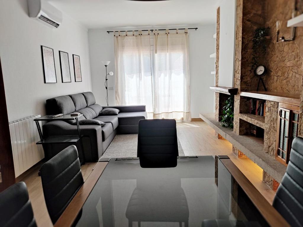 uma sala de estar com um sofá e uma mesa em Can Puig. amplio, luminoso y con gran terraza. em Palafrugell