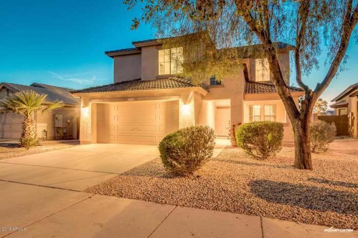 una casa grande con un garaje delante en Phoenix comfort home BNB en Phoenix
