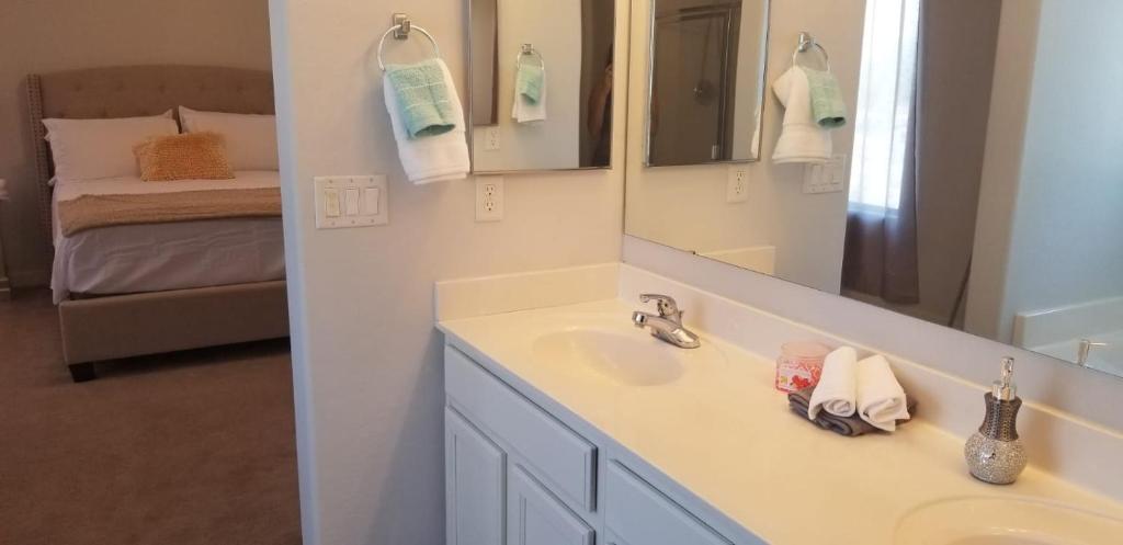 Postel nebo postele na pokoji v ubytování Phoenix comfort home BNB