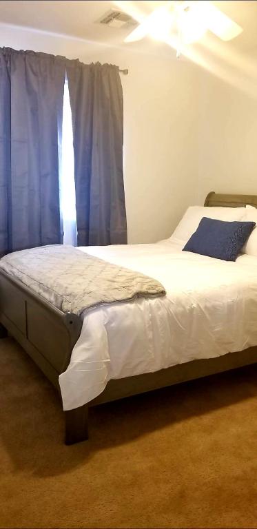 Postel nebo postele na pokoji v ubytování Phoenix comfort home BNB