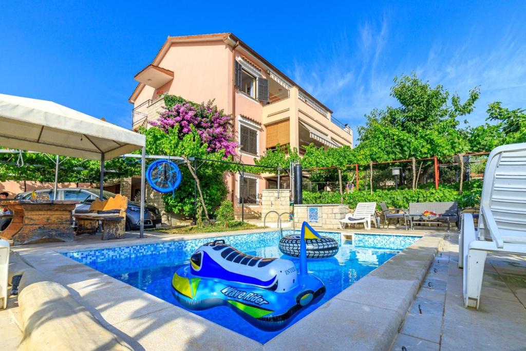 Bazén v ubytování Apartments Slavko nebo v jeho okolí