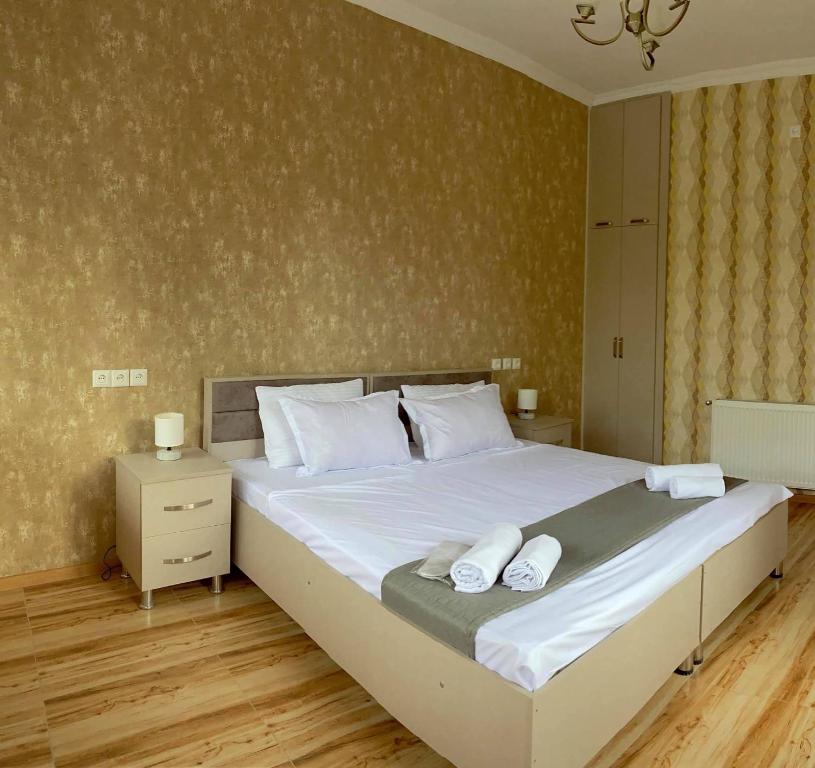 Ένα ή περισσότερα κρεβάτια σε δωμάτιο στο Central Kvareli