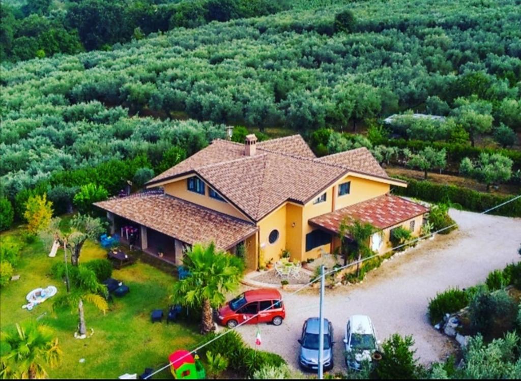una vista aérea de una casa con coches estacionados en mucho en B&B Villa Molinari, en Campagna