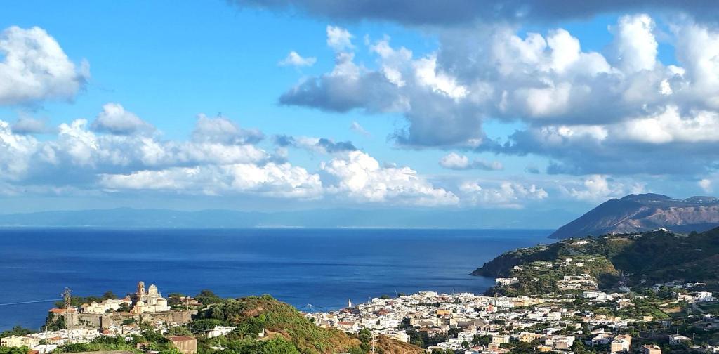 una città su una collina vicino all'oceano di Casa tra Cielo e Mare a Città di Lipari