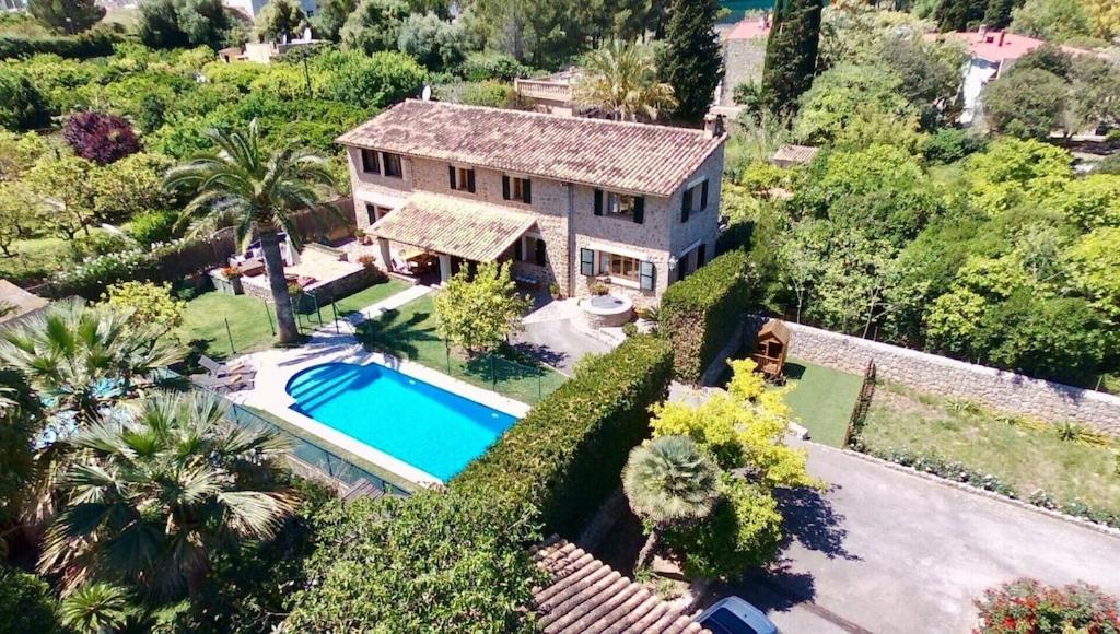 eine Luftaufnahme eines Hauses mit Swimmingpool in der Unterkunft Sa Finqueta: Mansión única en el corazón de Sóller in Sóller