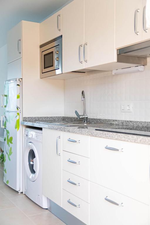 Kuchyň nebo kuchyňský kout v ubytování Over Open Sea Apartment