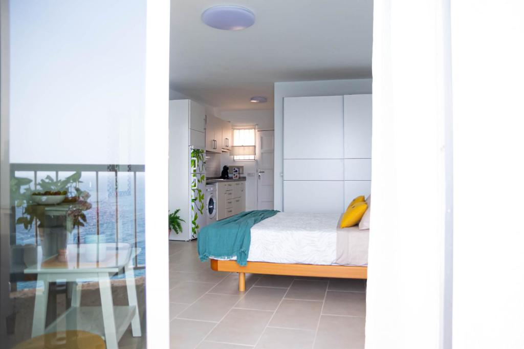 Postel nebo postele na pokoji v ubytování Over Open Sea Apartment