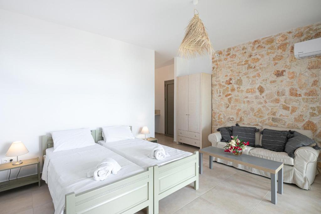 Postel nebo postele na pokoji v ubytování Marina Vista Luxury Studio suites Beach front