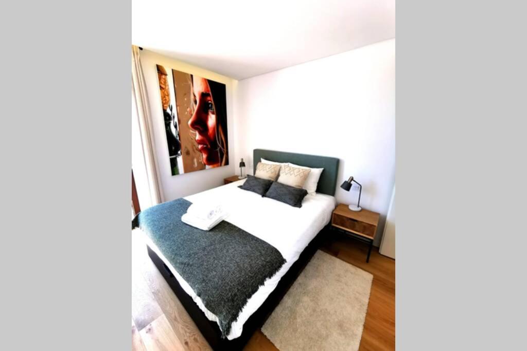 um quarto com uma cama em um quarto em 188 Avenue, Aveiro Centro em Aveiro