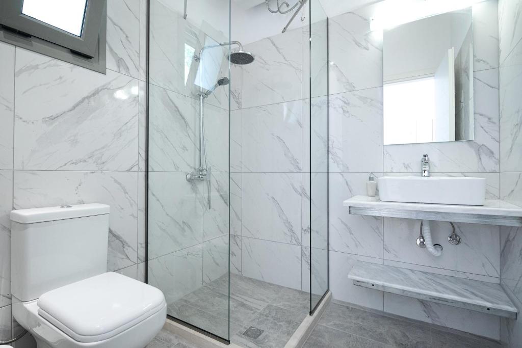 Koupelna v ubytování Marina Vista Luxury Studio suites Beach front