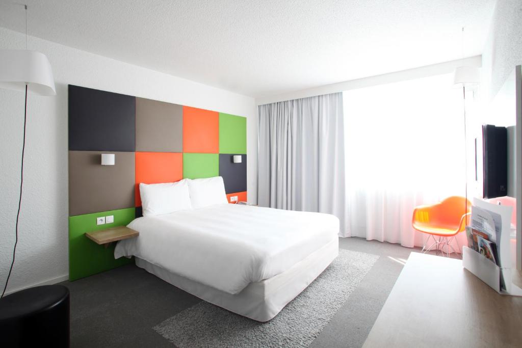 Postel nebo postele na pokoji v ubytování ibis Styles Nancy Sud