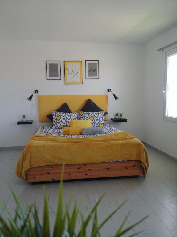 Posteľ alebo postele v izbe v ubytovaní Pé n'Areia Gâmboa Beach T1