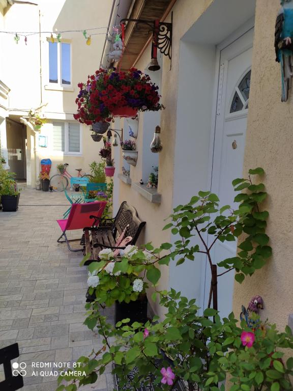 um edifício com um monte de plantas e flores em Les Coquelicots em Montrouge