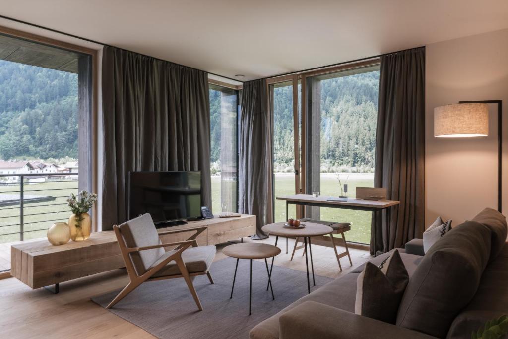 A seating area at zelloon boutique hotel