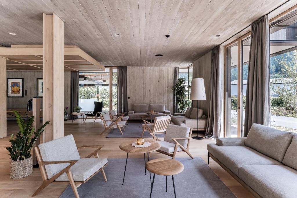 A seating area at zelloon boutique hotel
