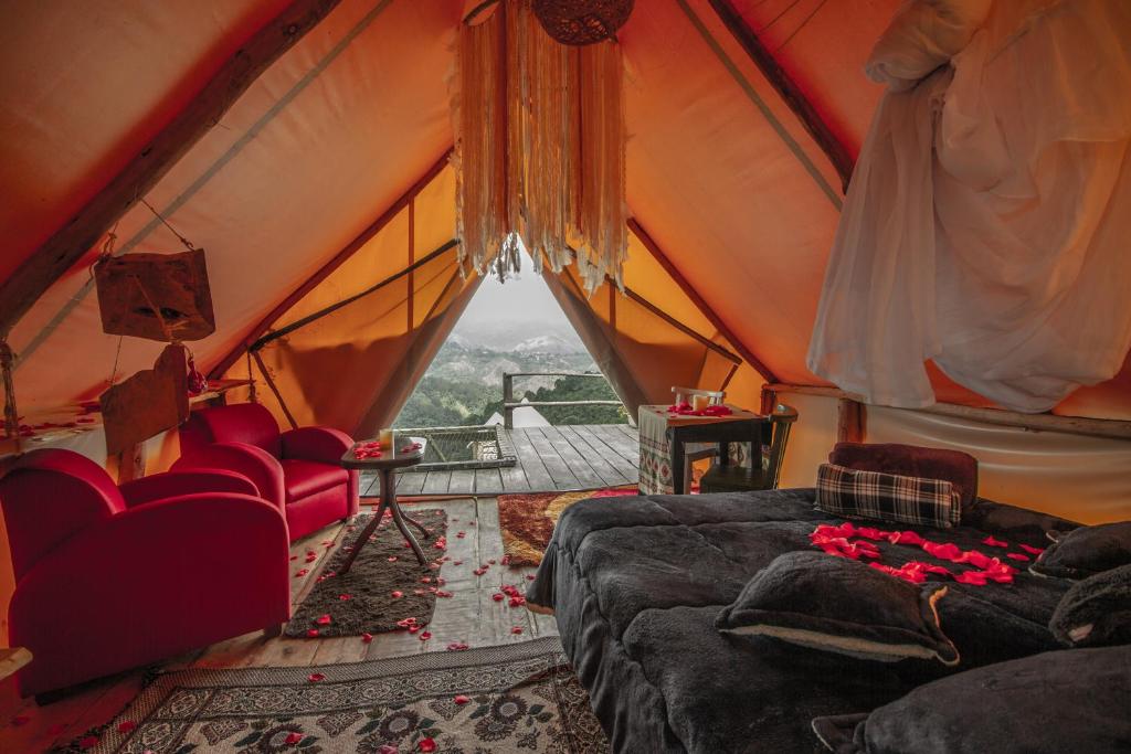 Istumisnurk majutusasutuses glamping rustiko