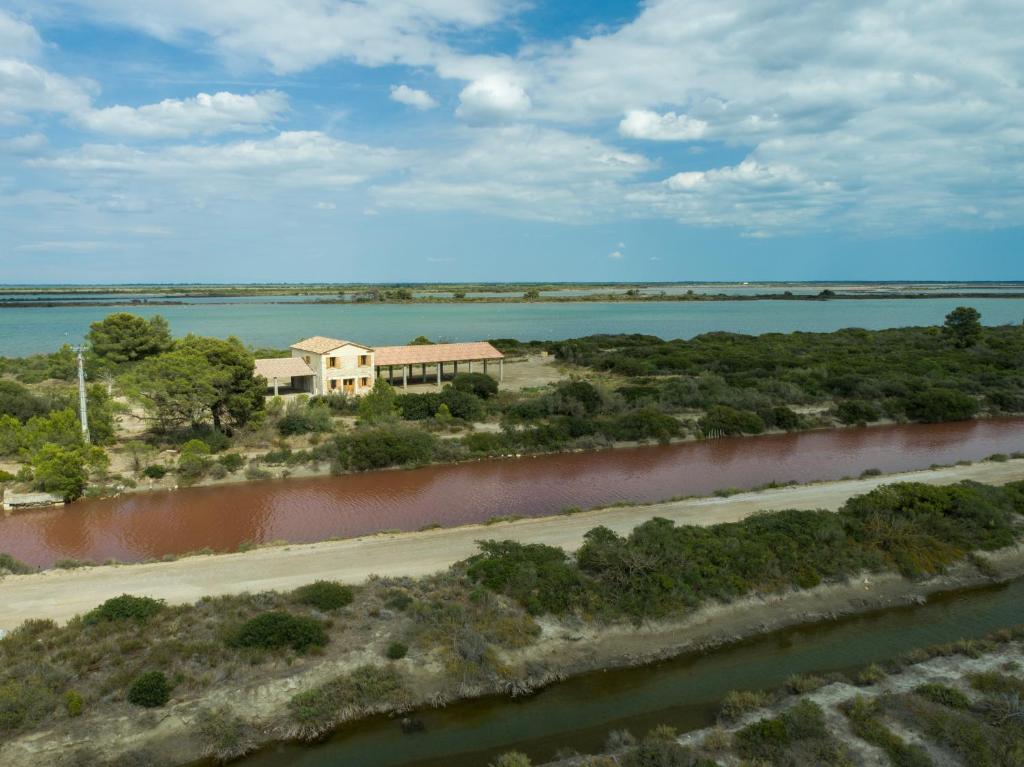 een luchtzicht op een huis naast een rivier bij Grand gite "le Mas de la FANGOUZE" Aigues Mortes in Aigues-Mortes