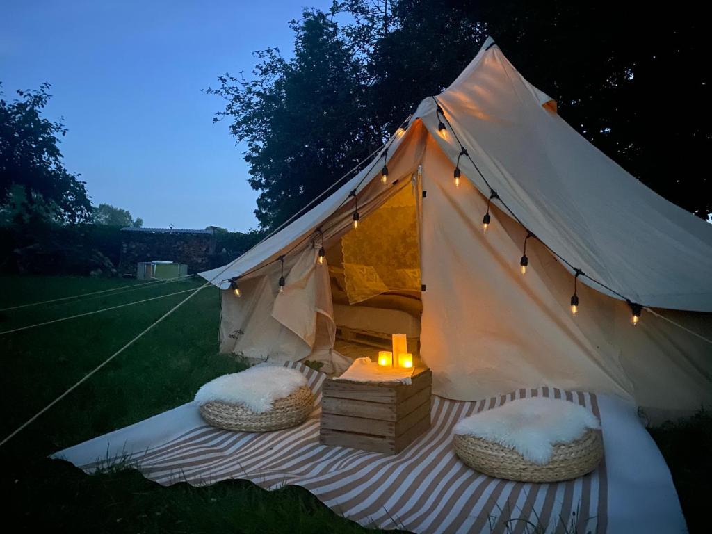 尼堡的住宿－BohoFyn，白色帐篷,配有桌子和蜡烛