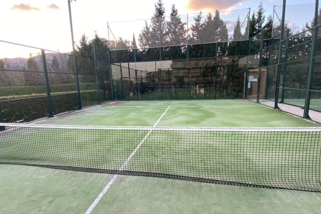 Tenis a/nebo squash v ubytování Precioso ático en complejo residencial con piscina nebo okolí