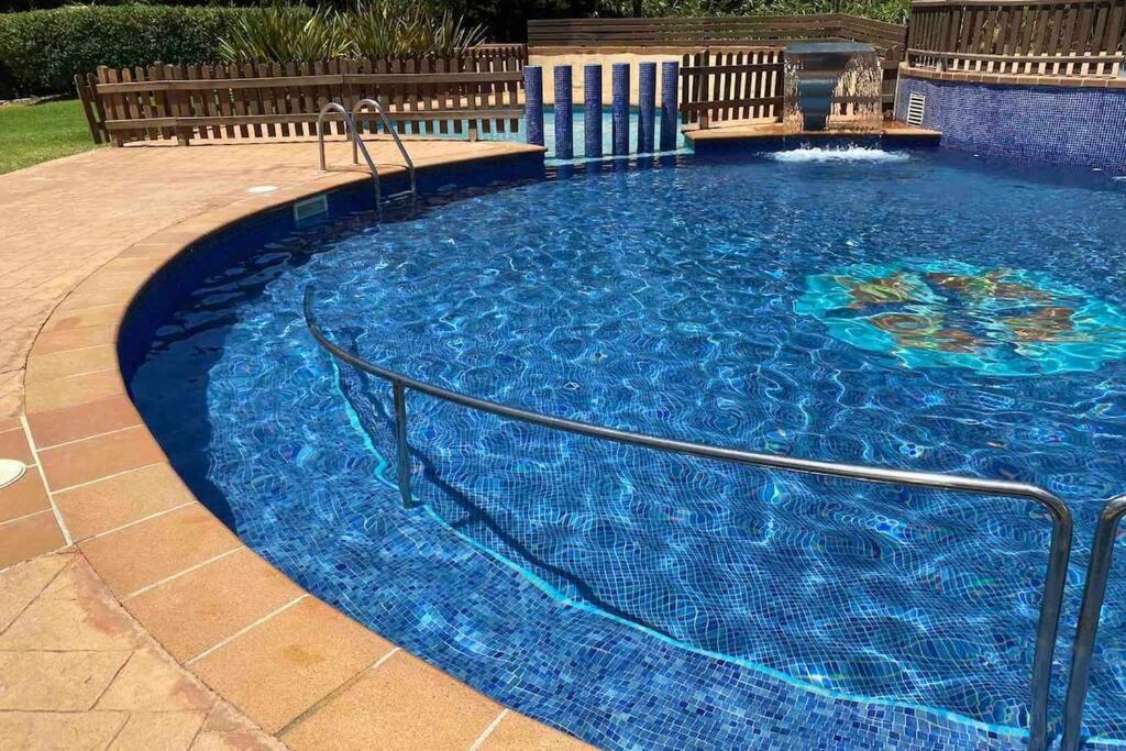 Bazén v ubytování Precioso ático en complejo residencial con piscina nebo v jeho okolí
