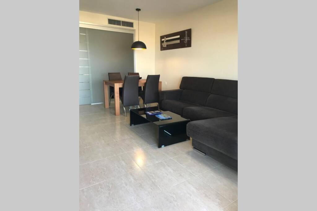 Posezení v ubytování Precioso ático en complejo residencial con piscina