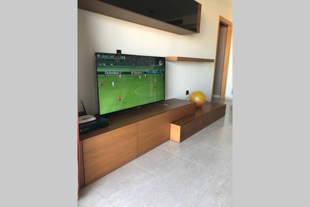TV a/nebo společenská místnost v ubytování Precioso ático en complejo residencial con piscina
