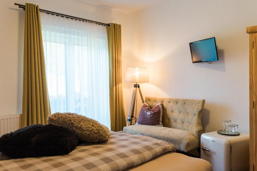 A bed or beds in a room at Gästehaus Reicher
