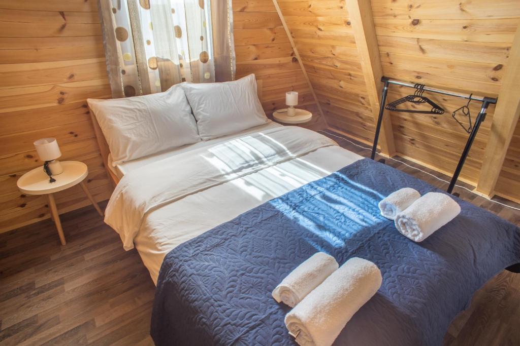 Holiday home Mountain sight في زبلجك: غرفة نوم بسرير في كابينة خشبية