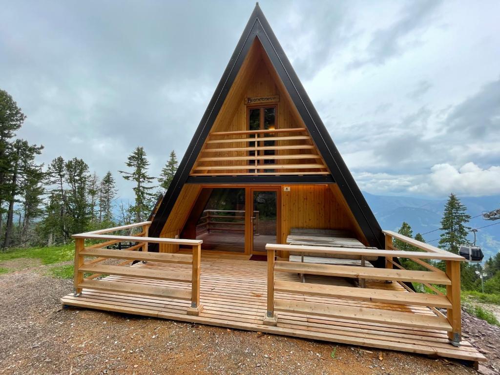 une cabine avec un toit de chaume dans l'établissement Chalet Biancaneve - Alpe Cermis Cavalese, à Cavalese