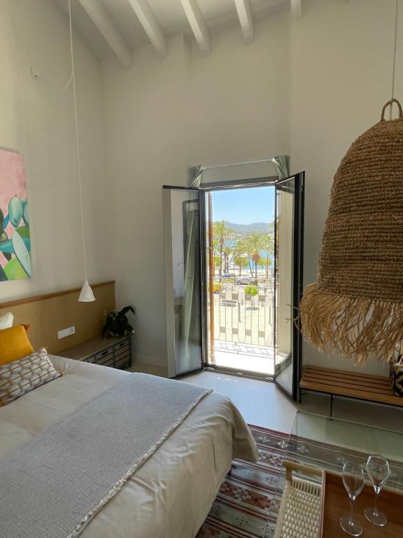 Postel nebo postele na pokoji v ubytování Hotel Portmany