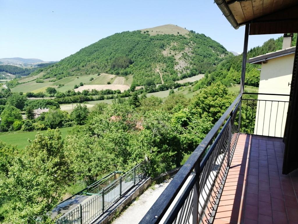 een balkon met uitzicht op een berg bij Casa Gianfranco Millepapaverirossi in Cese