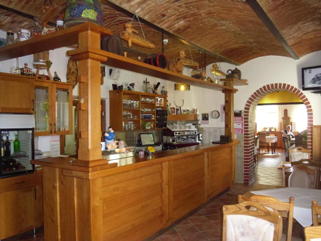 Lounge nebo bar v ubytování Gostilna in prenočišče KOCJAN