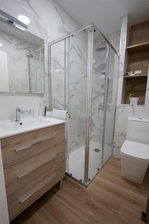 łazienka z prysznicem, umywalką i toaletą w obiekcie Precioso apartamento en Marín. w mieście Marín