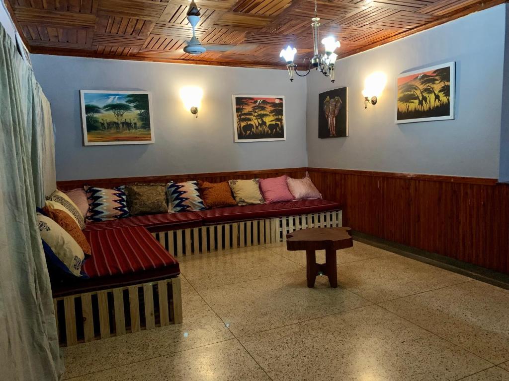 ein Wohnzimmer mit einem Sofa und einem Tisch in der Unterkunft Pazuri Hostel in Moshi