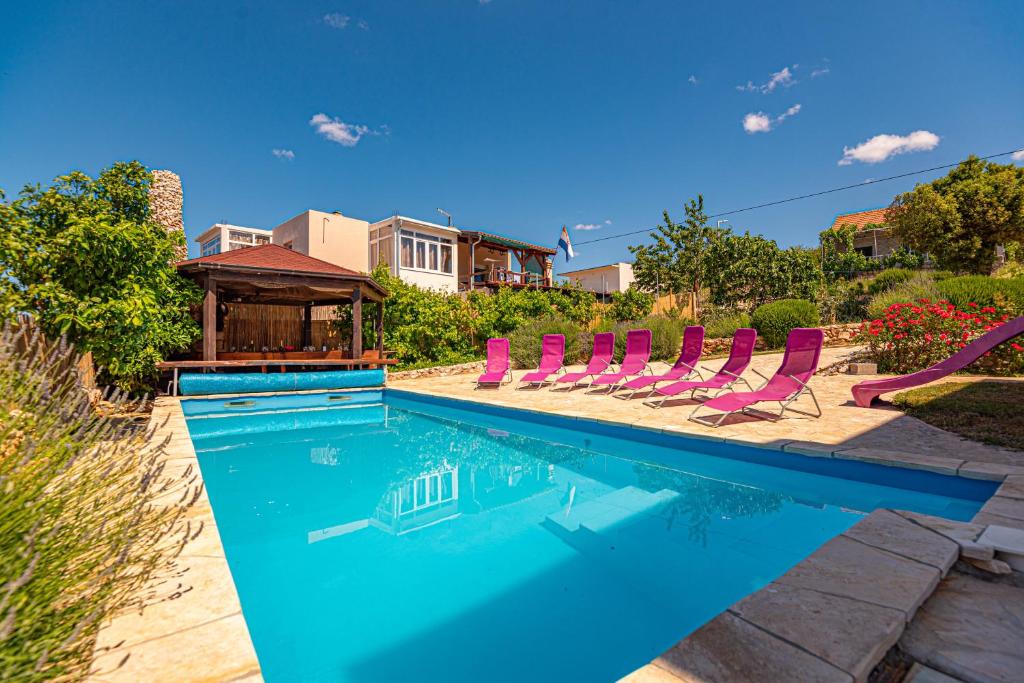 Bazén v ubytování XXL Vila Lavanda for 16 person nebo v jeho okolí