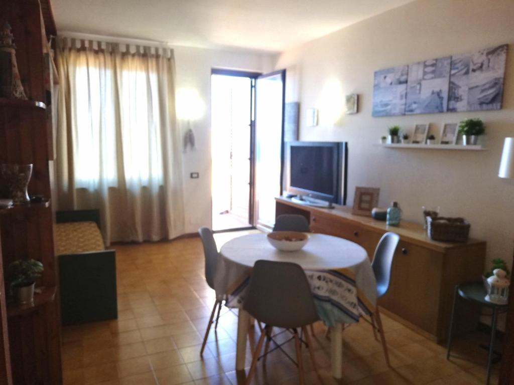Televízia a/alebo spoločenská miestnosť v ubytovaní Saracena Amuri Home