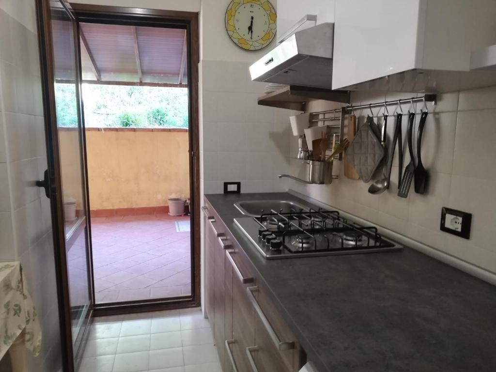 Kuchyňa alebo kuchynka v ubytovaní Saracena Amuri Home