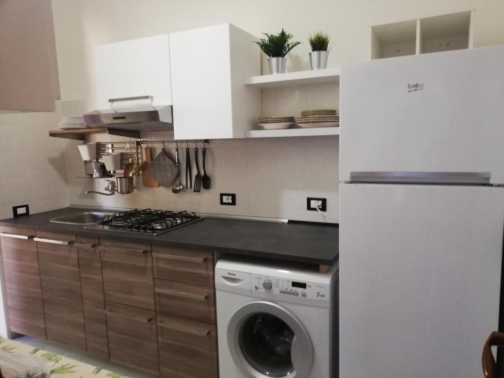 Kuchyňa alebo kuchynka v ubytovaní Saracena Amuri Home